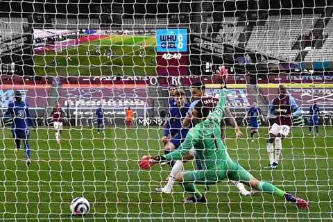 تاريخ مثير والفوز الأكبر.. "الموقعة 125" تنتظر وست هام وتشيلسي 